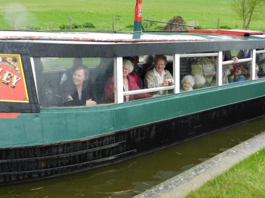 05 Kennet & Avon canal - Keeping out of the rain